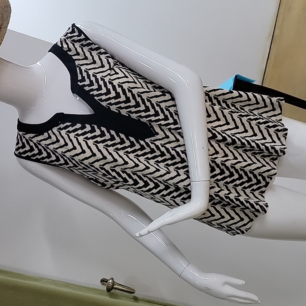 Corvia Black and Cream Sleeveless Pullover Blouse Size Large